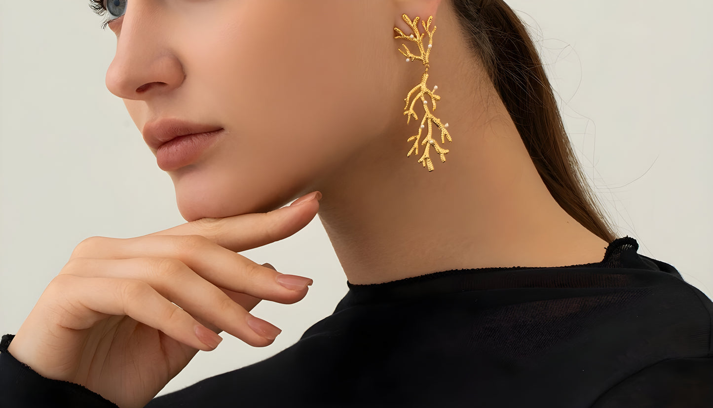 Orecchini pendenti a forma di Corallo e Perline Placcato Oro